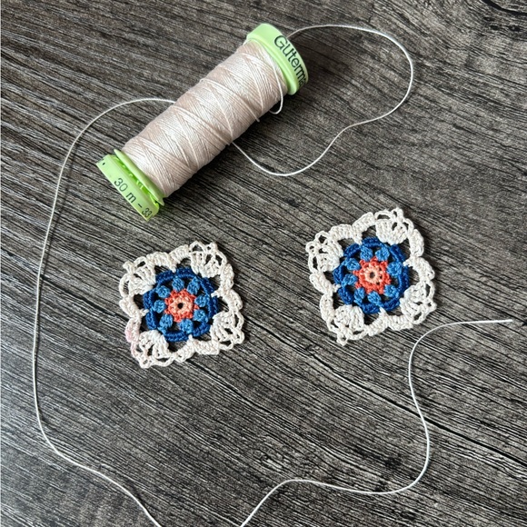 NWOT Elegant Crochet Blue and Cream Earrings - Picture 8 of 9